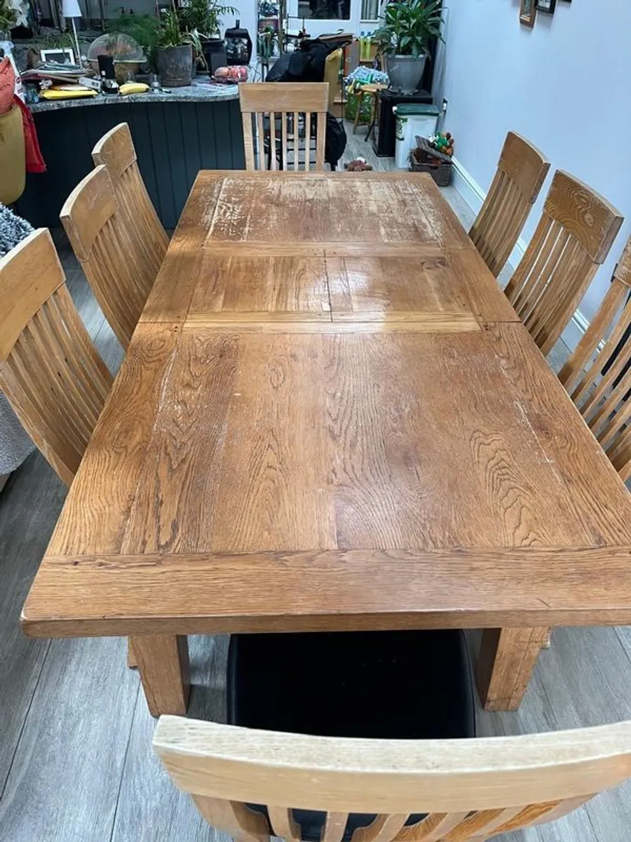Extendable oak kitchen table with 6-8 chairs - Image 1