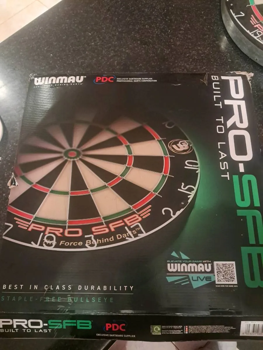 Dartboard and darts - Image 1