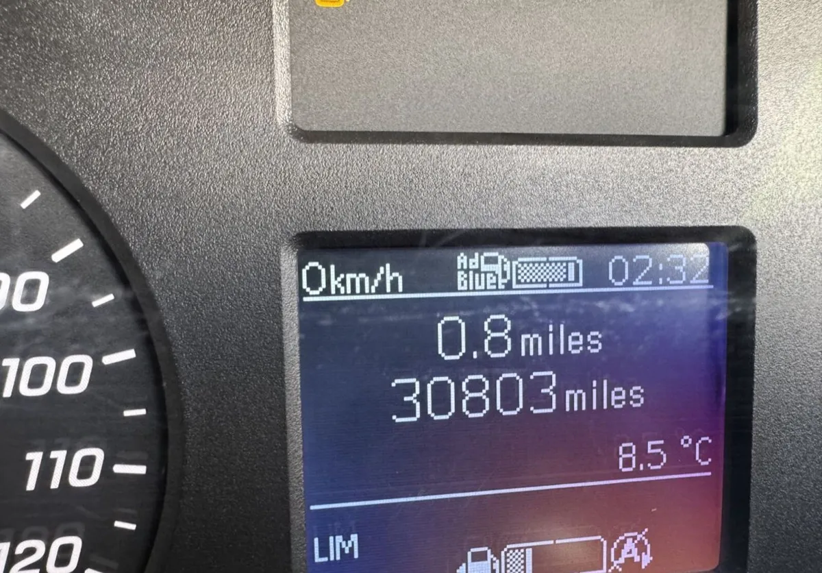 2021 Mercedes-Benz Sprinter Luton Box Van - Image 2