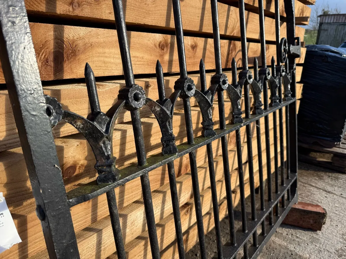 Original cast iron pedestrian gate - Image 2