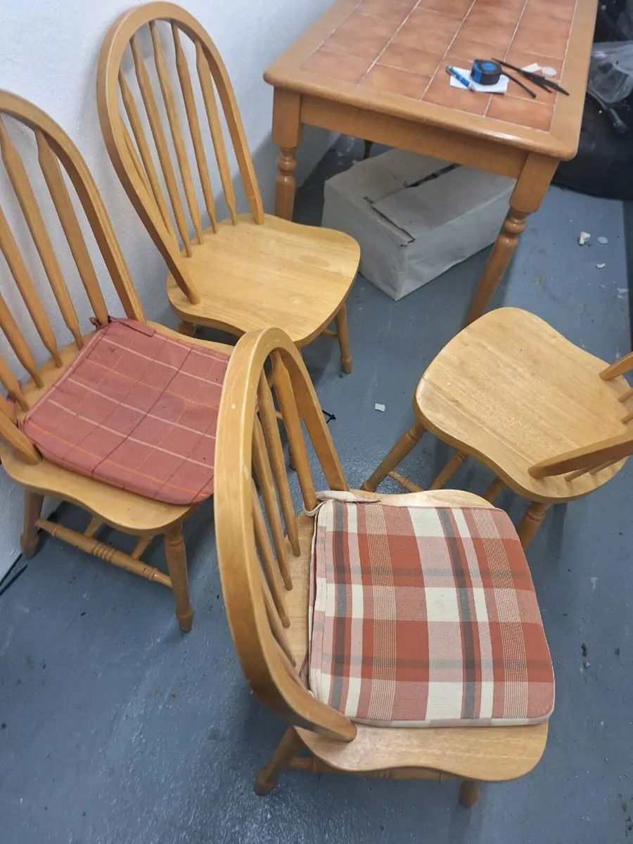 Table and chairs - Image 1