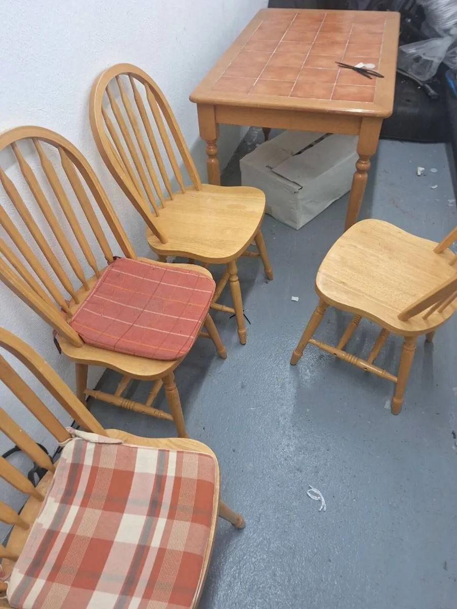 Table and chairs - Image 2