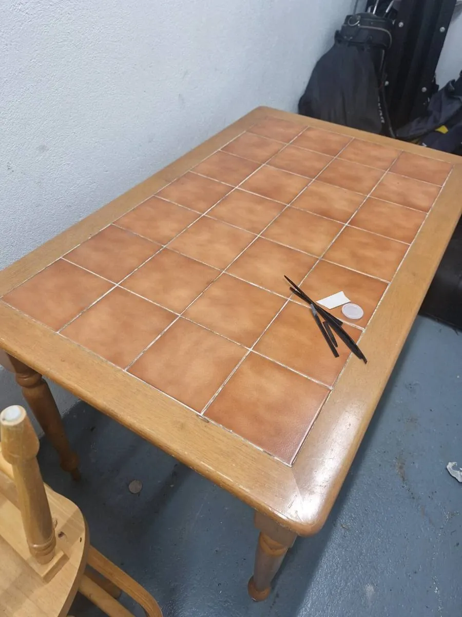 Table and chairs - Image 3