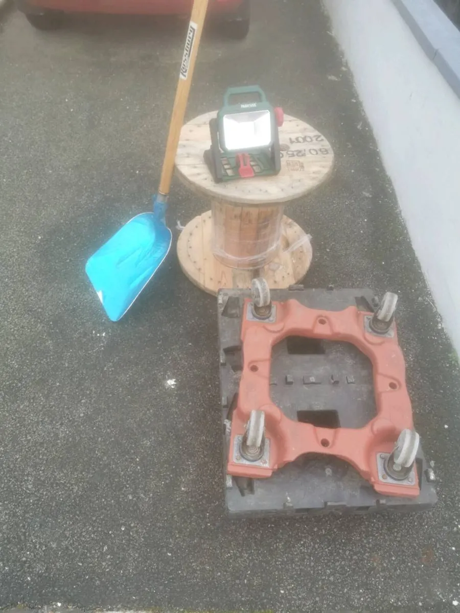 Shovel, light, reel, trolleys - Image 1