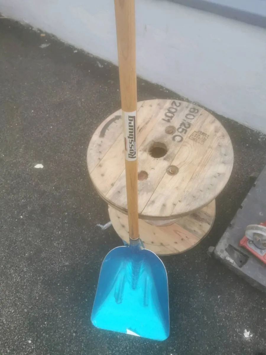 Shovel, light, reel, trolleys - Image 3