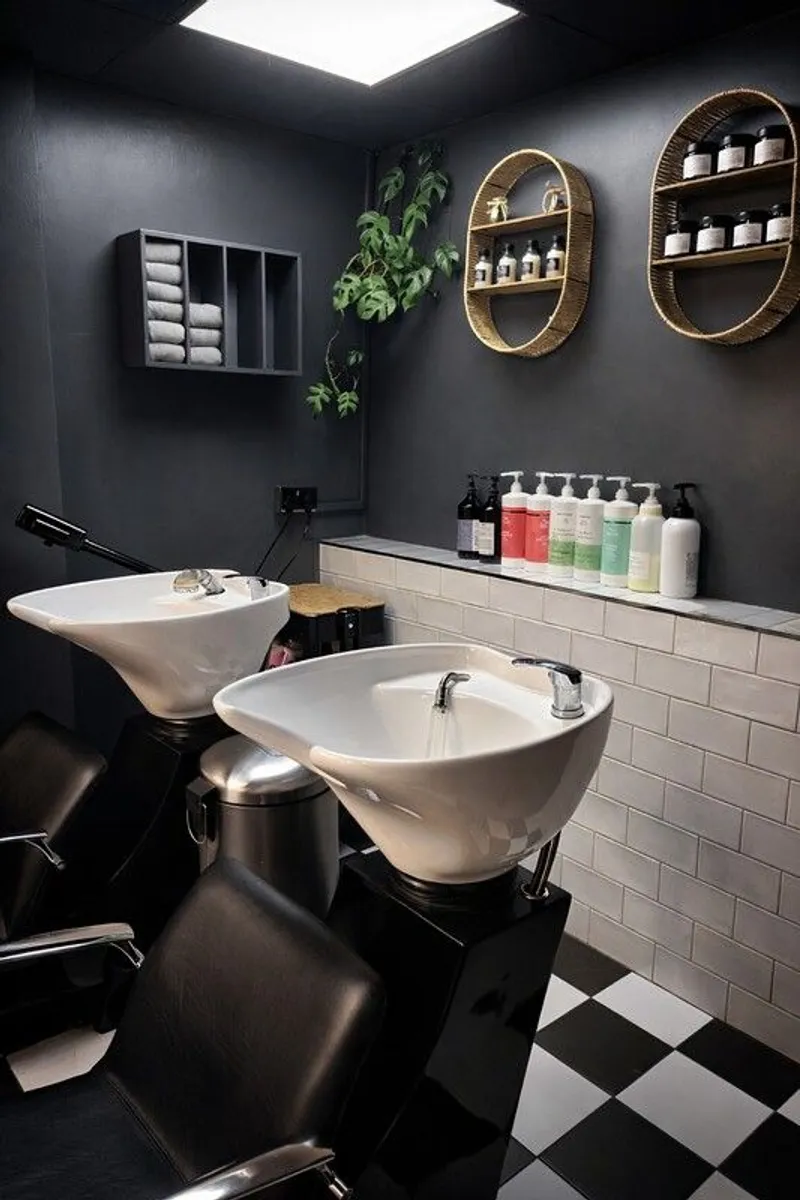 Beauty salon station rental - Image 3