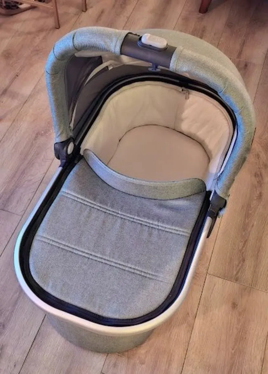 Uppababy Vista V2 Carry Cot / Bassinet