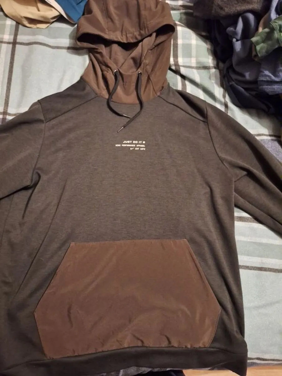 Hoodies and jumpers - Image 1