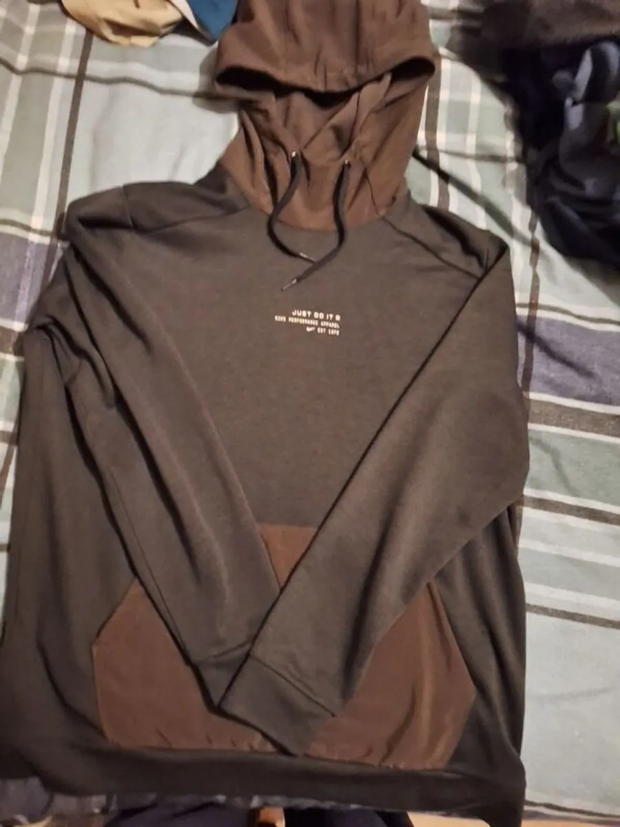 Hoodies and jumpers - Image 2