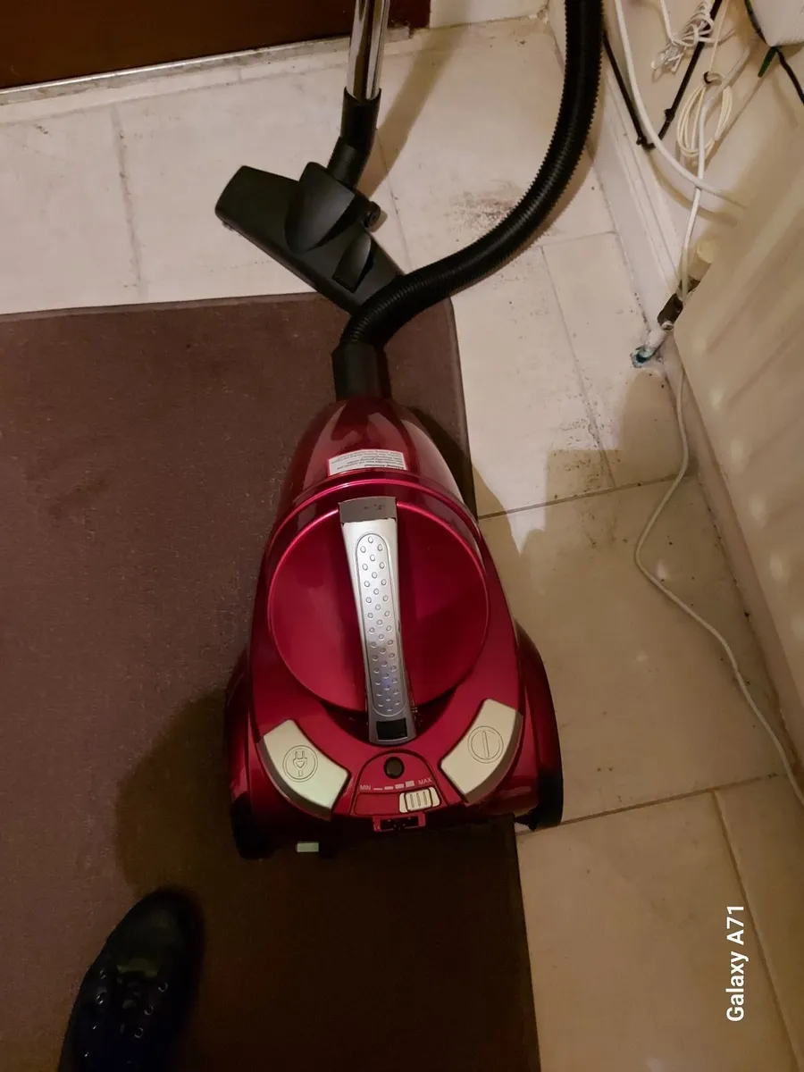 Red Royal Centec 2300W cylinder vacuum cleaner - Image 2