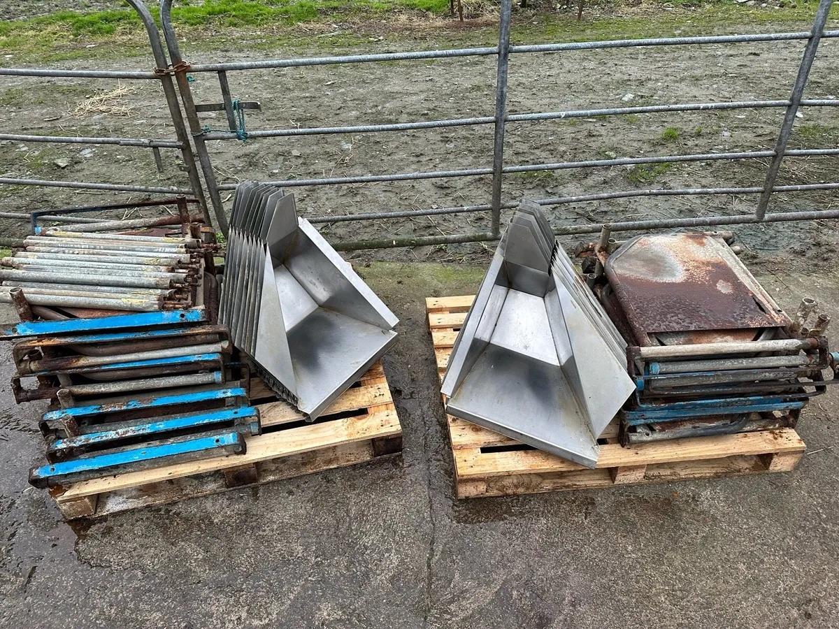 Stainless steel parlour feed troughs. - Image 1