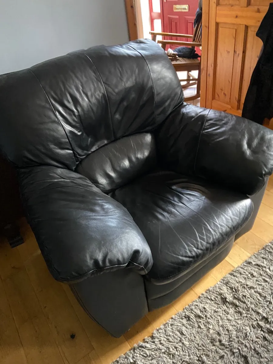 3 seater couch + 2 Match armchairs - Image 2