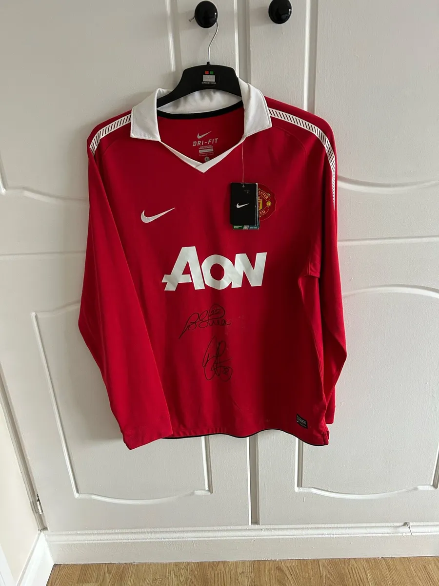 Signed Manchester United Jersey - Image 1