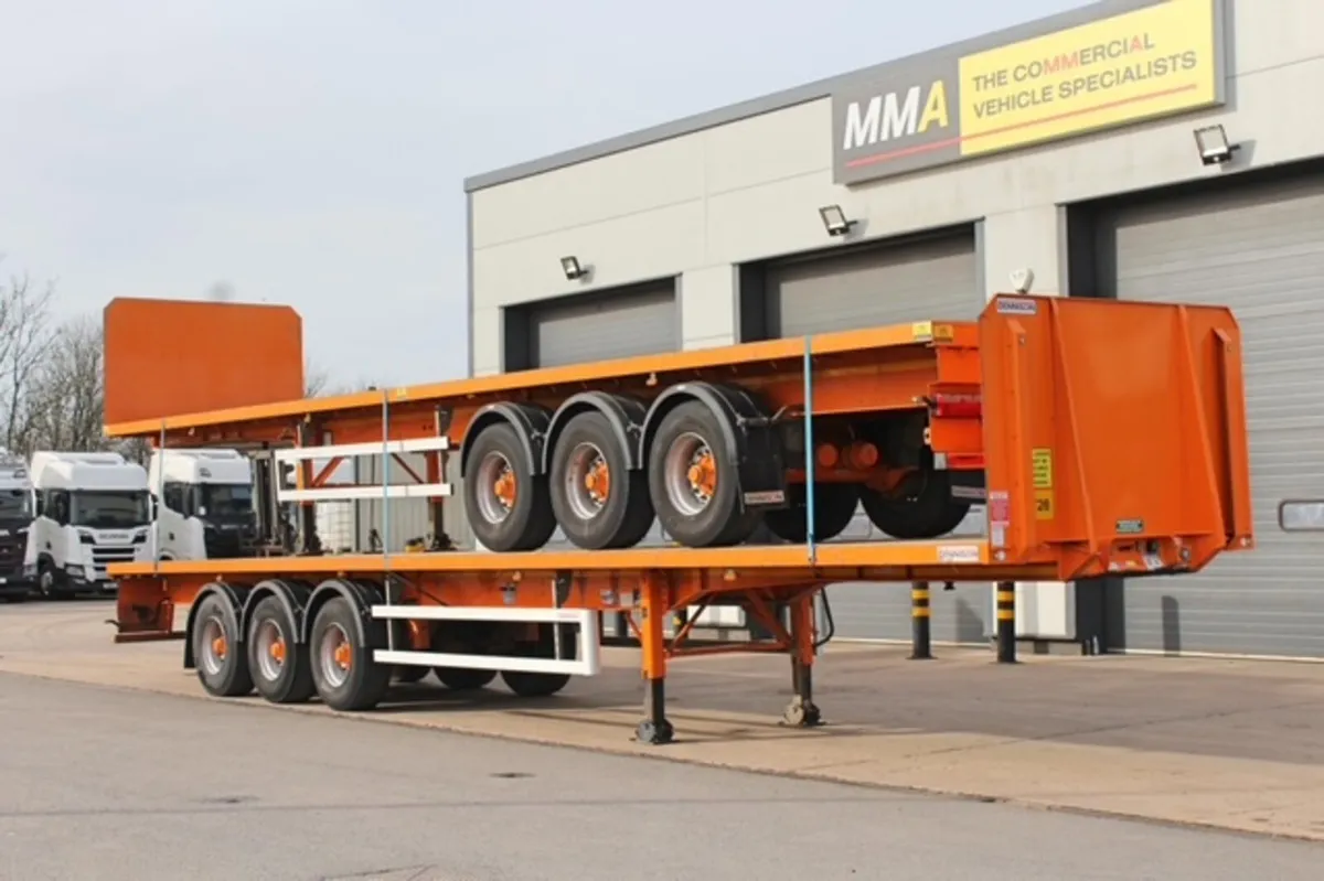 2 X 2022 DENNISON TRI-AXLE FLAT TRAILERS - Image 1