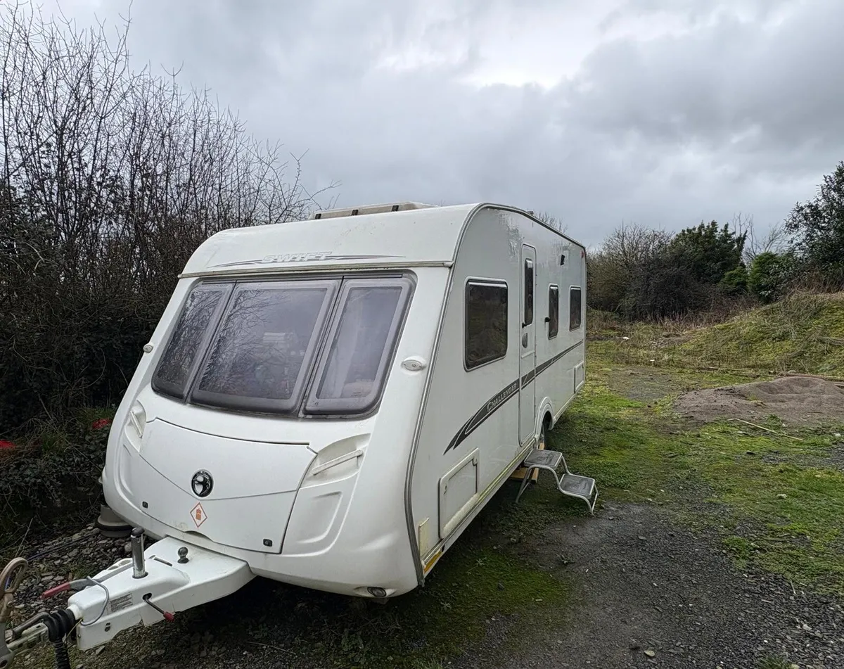 Caravan and Dometic Ace 400 Air All Season Awning - Image 2