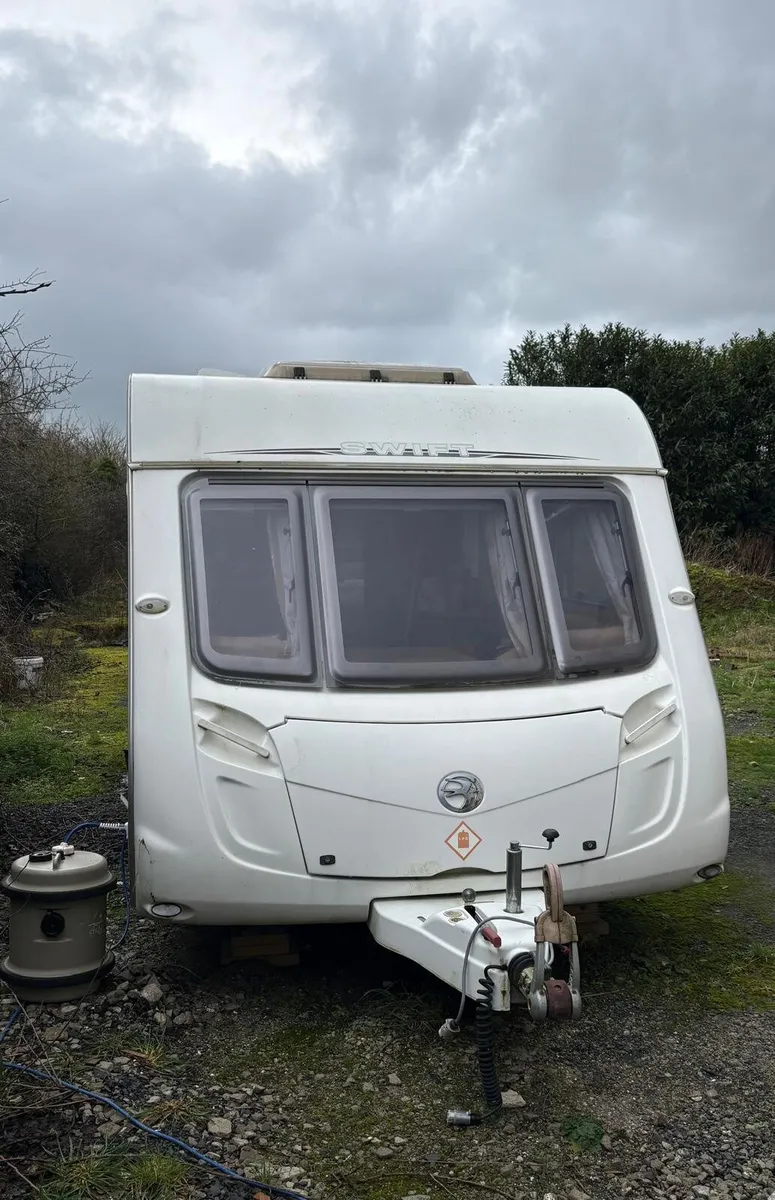 Caravan and Dometic Ace 400 Air All Season Awning - Image 3