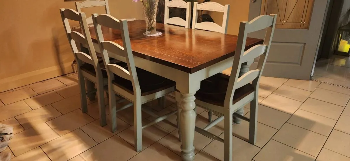 Kitchen table and chairs - Image 1