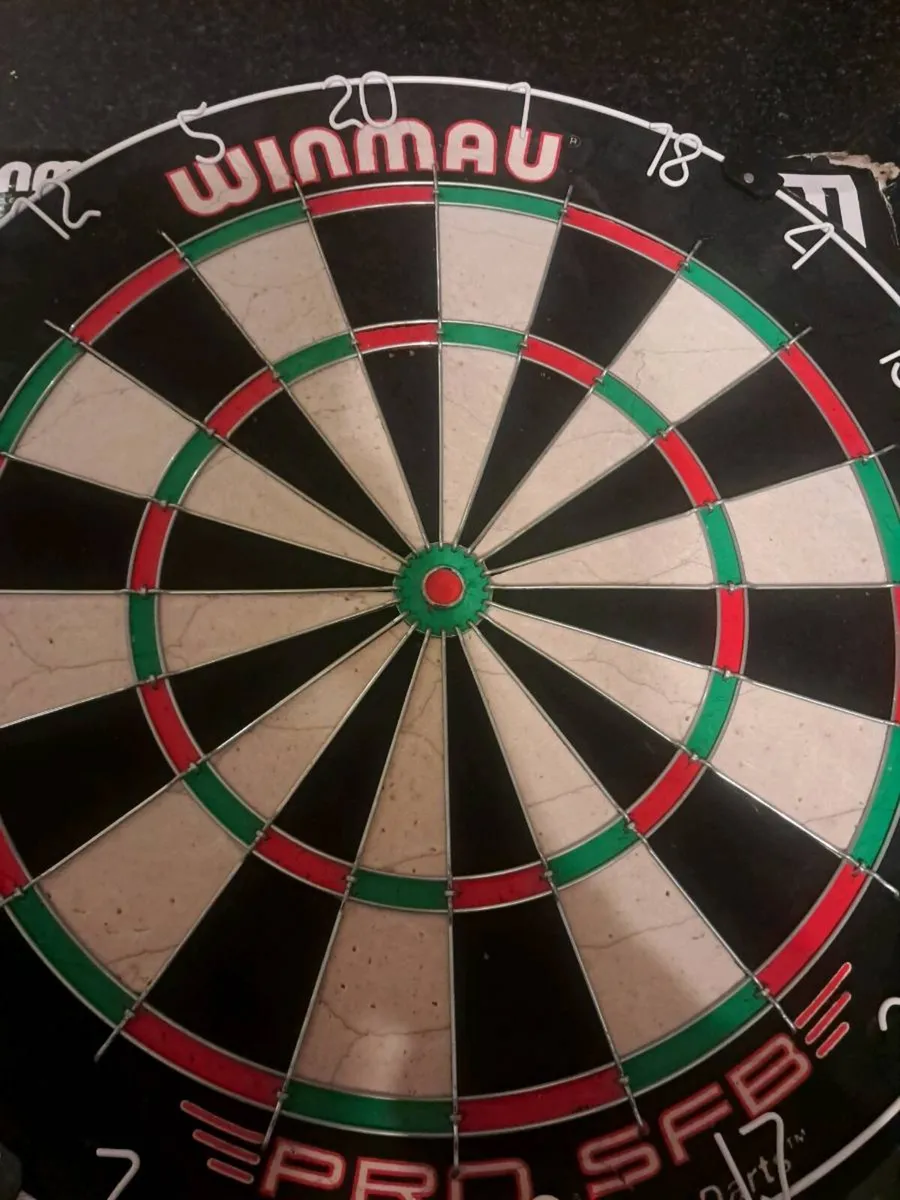 Dartboard and darts - Image 3