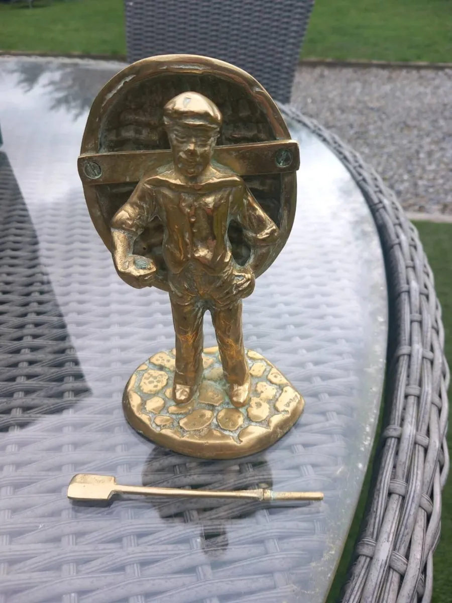 Solid brass sailor with boat on back 1979. D18 - Image 4