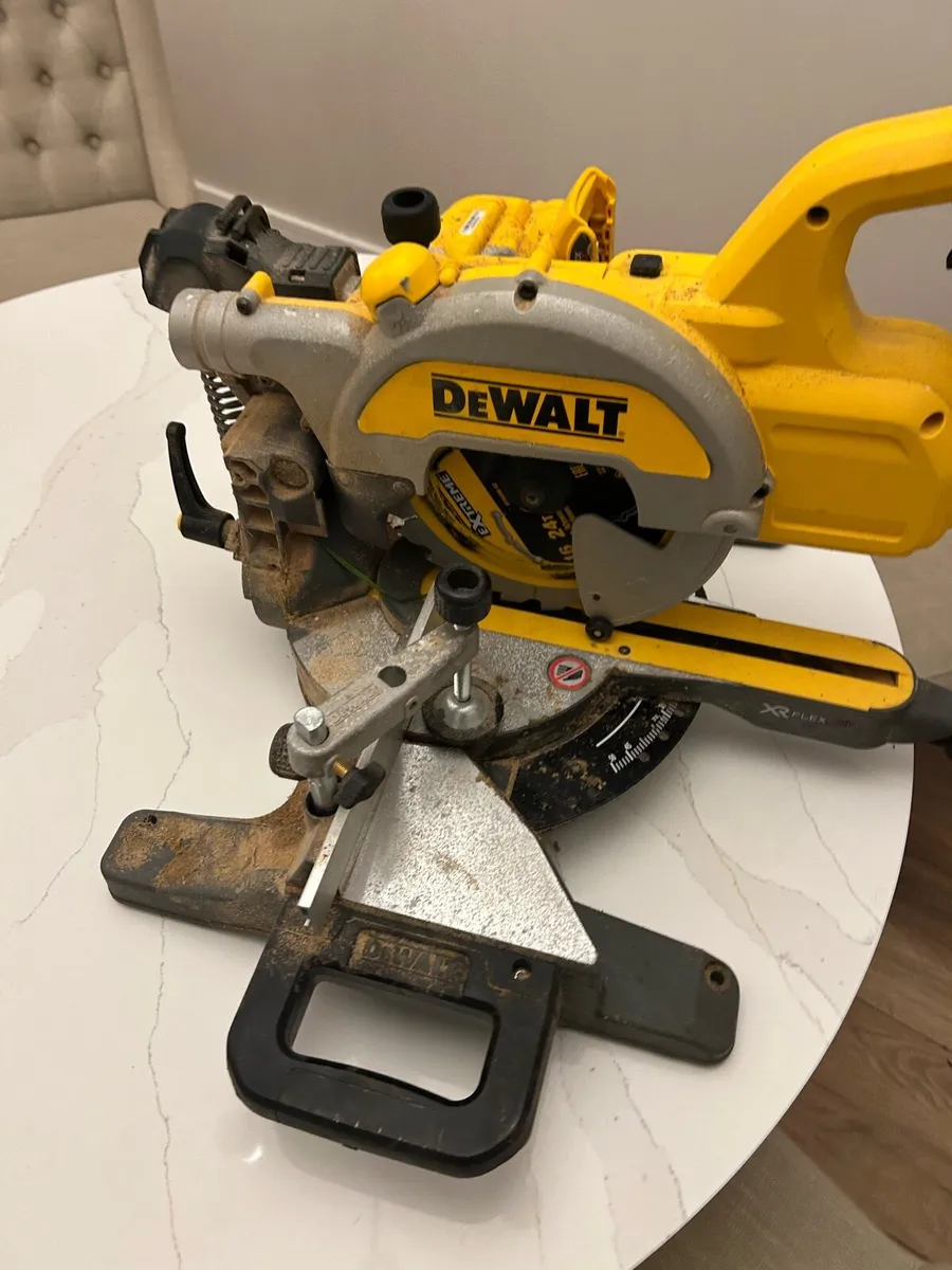 Dewalt mitre saw 18v dcs 777 - Image 1