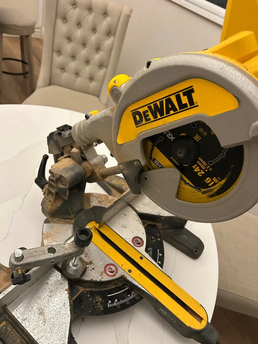 Dewalt mitre saw 18v dcs 777 - Image 2