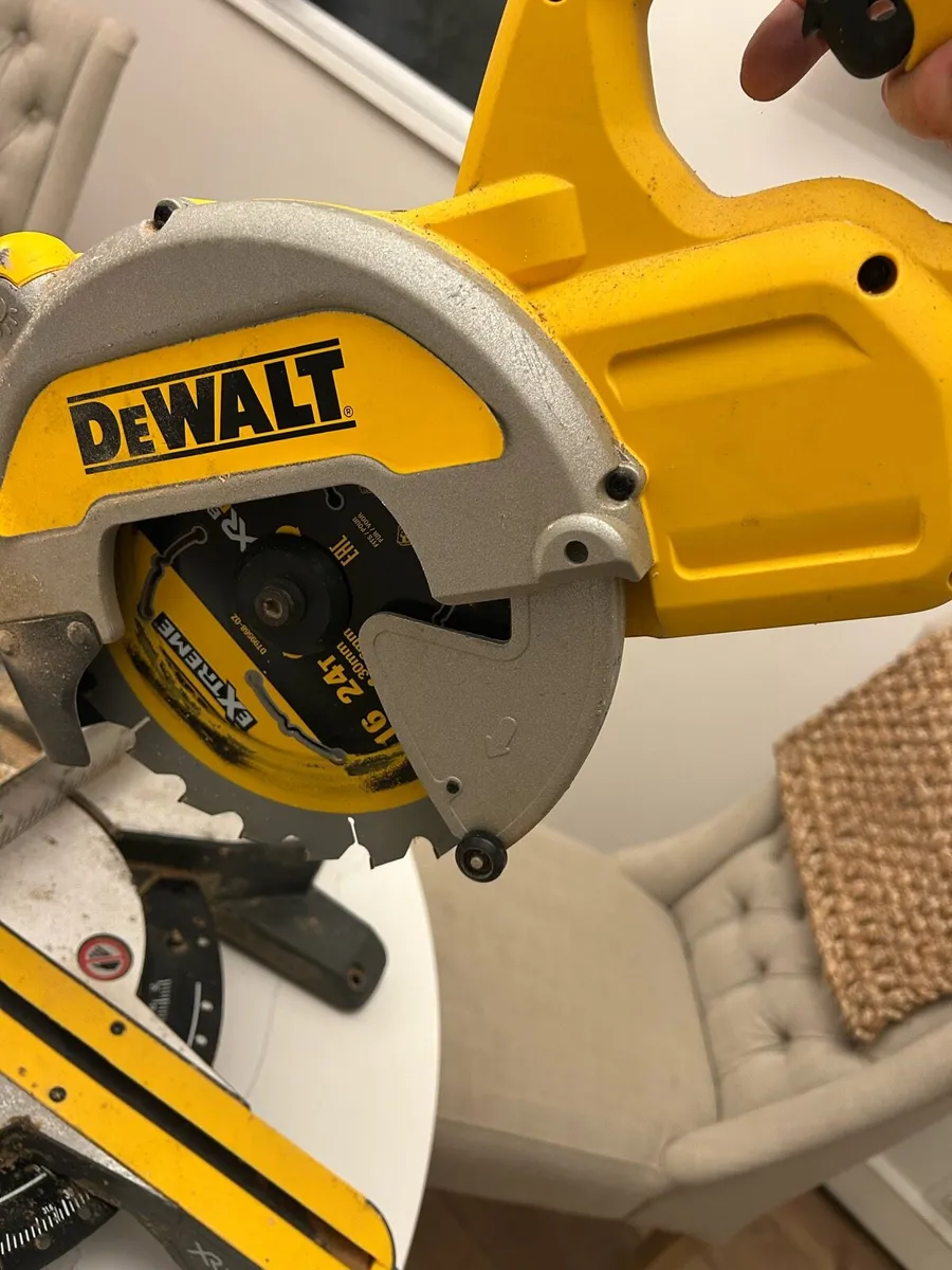 Dewalt mitre saw 18v dcs 777 - Image 3