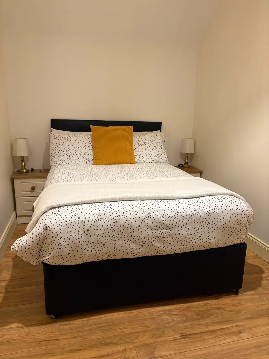 4’6 bedframe and headboard - Image 1