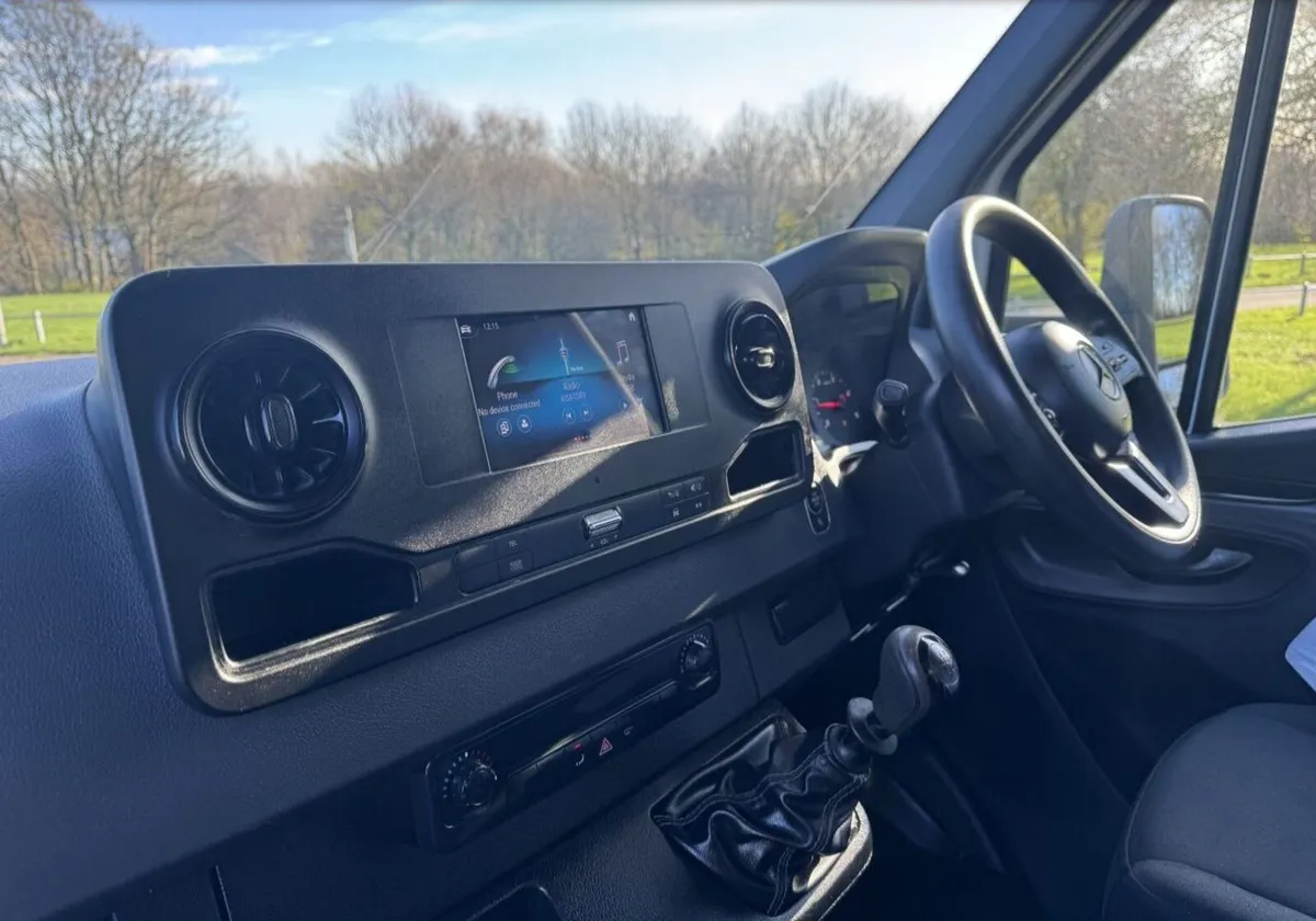2020 Mercedes-Benz Sprinter Luton Box Van - Image 3