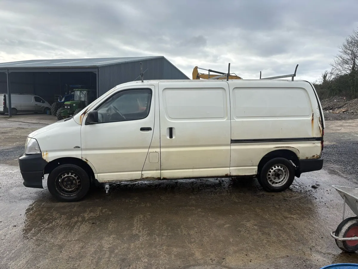 Toyota. HiAce van Diesel white - Image 4