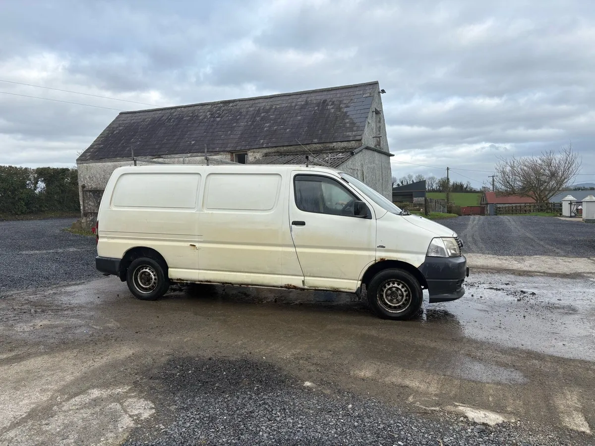 Toyota. HiAce van Diesel white - Image 2
