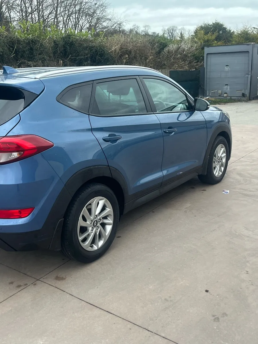 2016 Hyundai tuscon 4x4 auto - Image 2