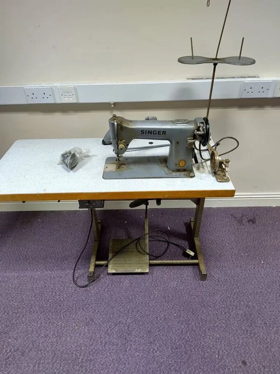 Sewing machine (vintage) - Image 1
