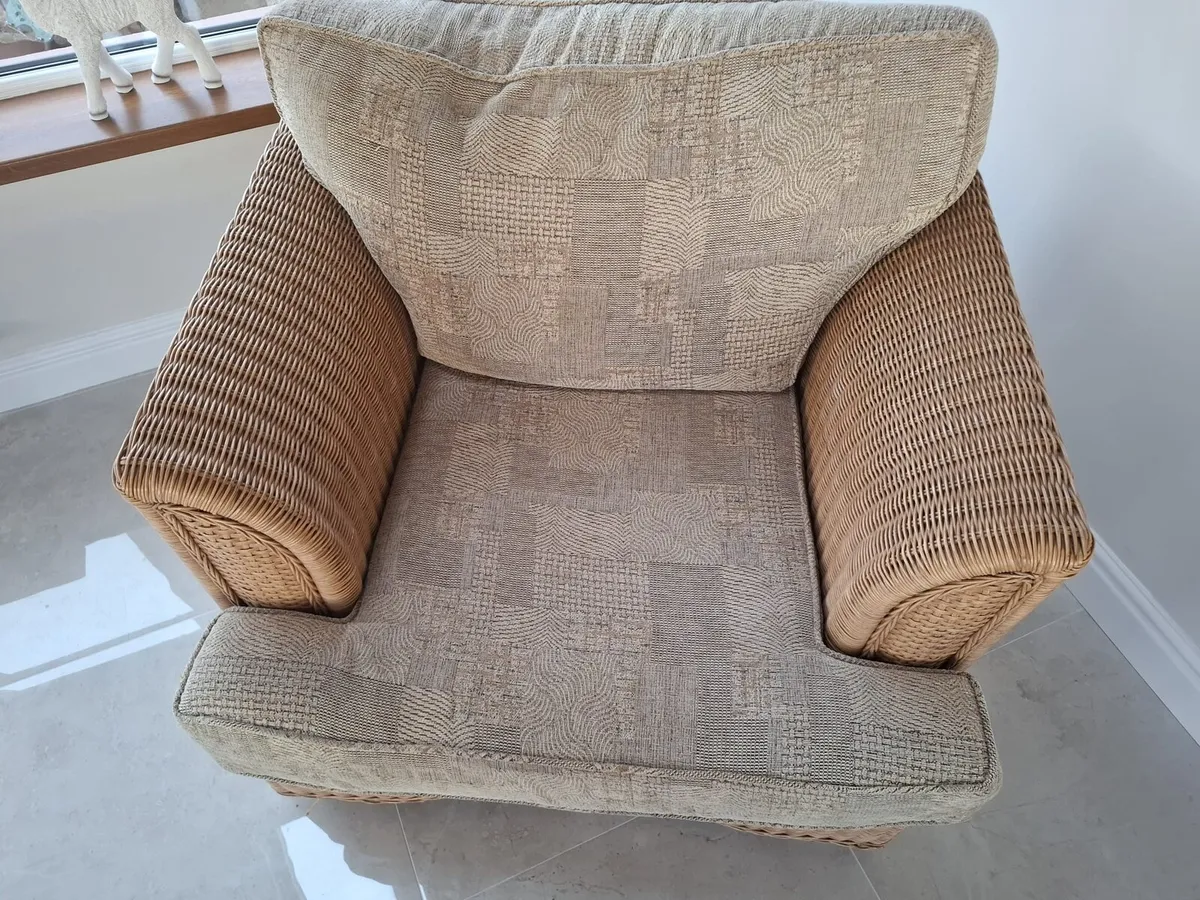 Wicker 2 seater chair and wicker armchair - Image 4