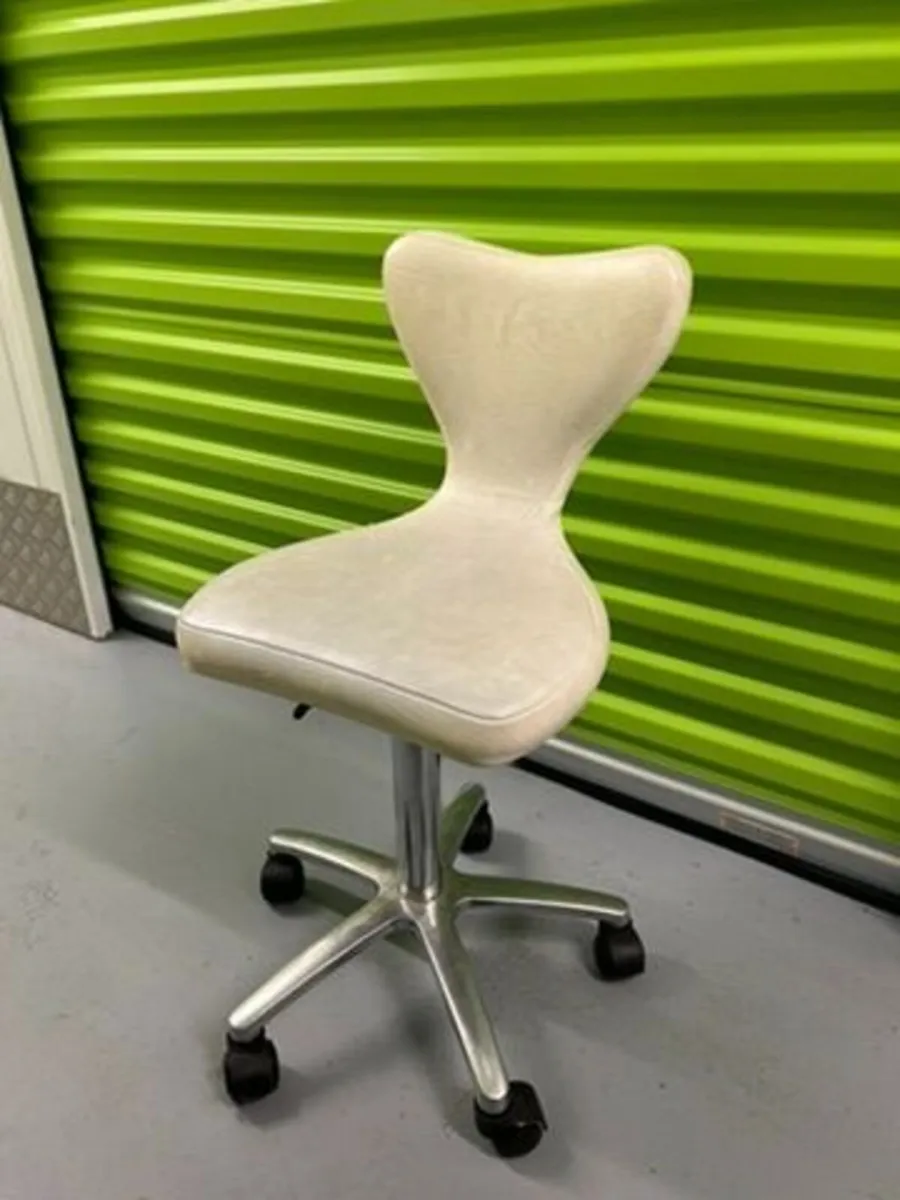 Selection of Barbering and Beauty Chairs - Image 3