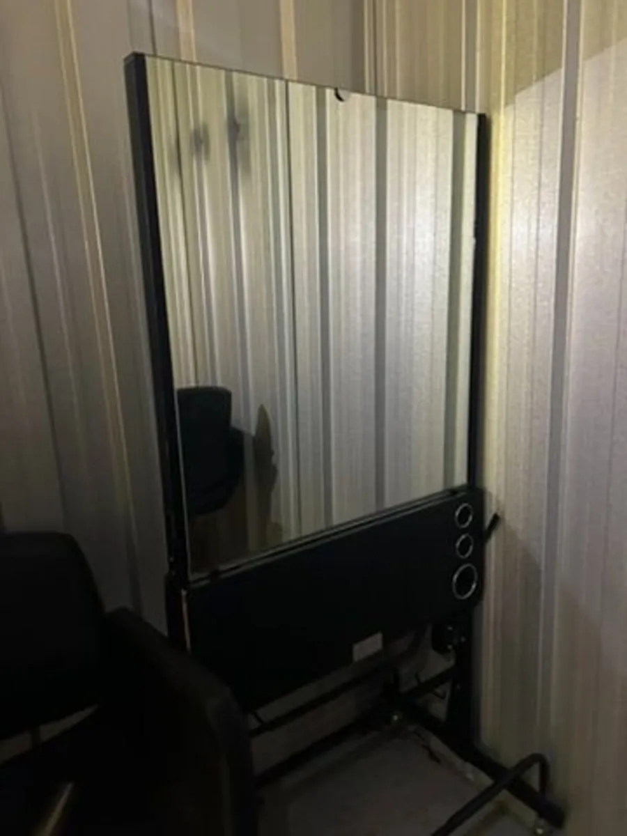 Selection of Barbering and Beauty Chairs - Image 4