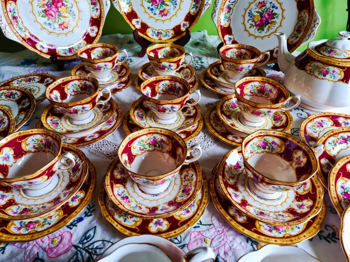 Royal Albert Lady Hamilton 43 piece - Image 1