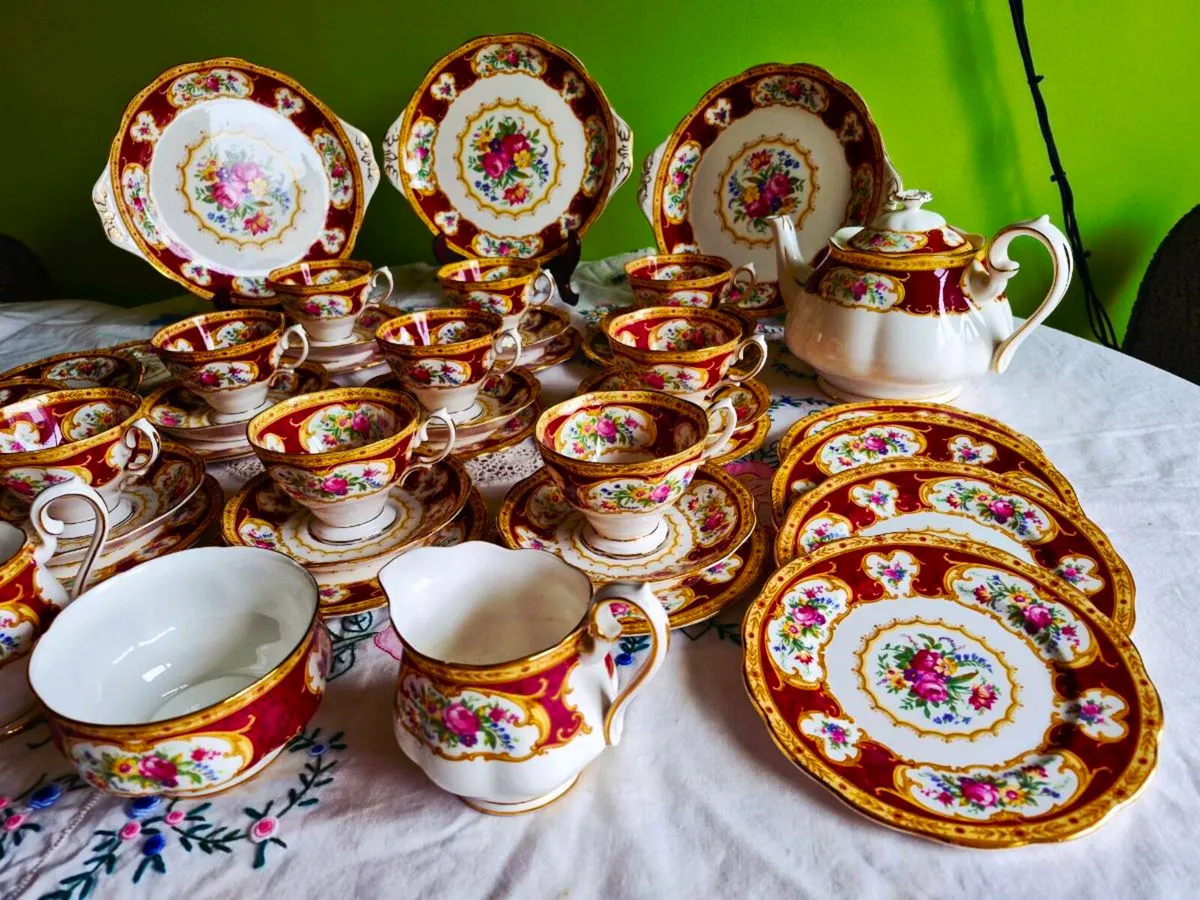 Royal Albert Lady Hamilton 43 piece - Image 2