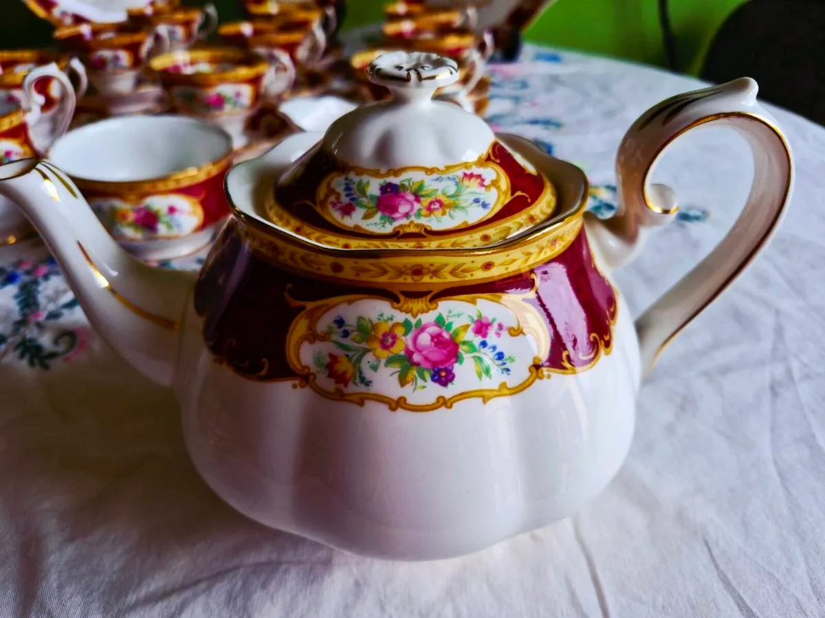 Royal Albert Lady Hamilton 43 piece - Image 4