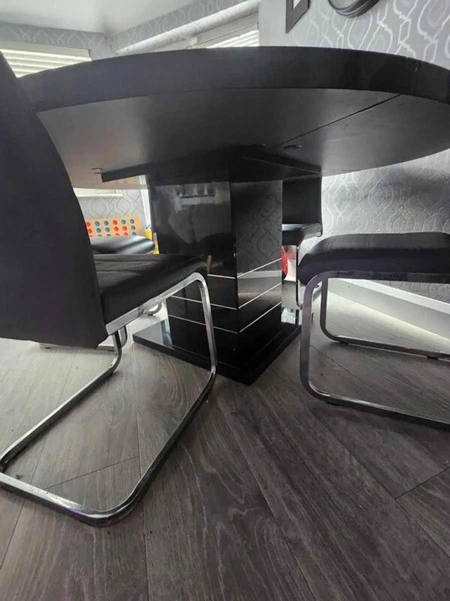 Round Dining Table - Image 4