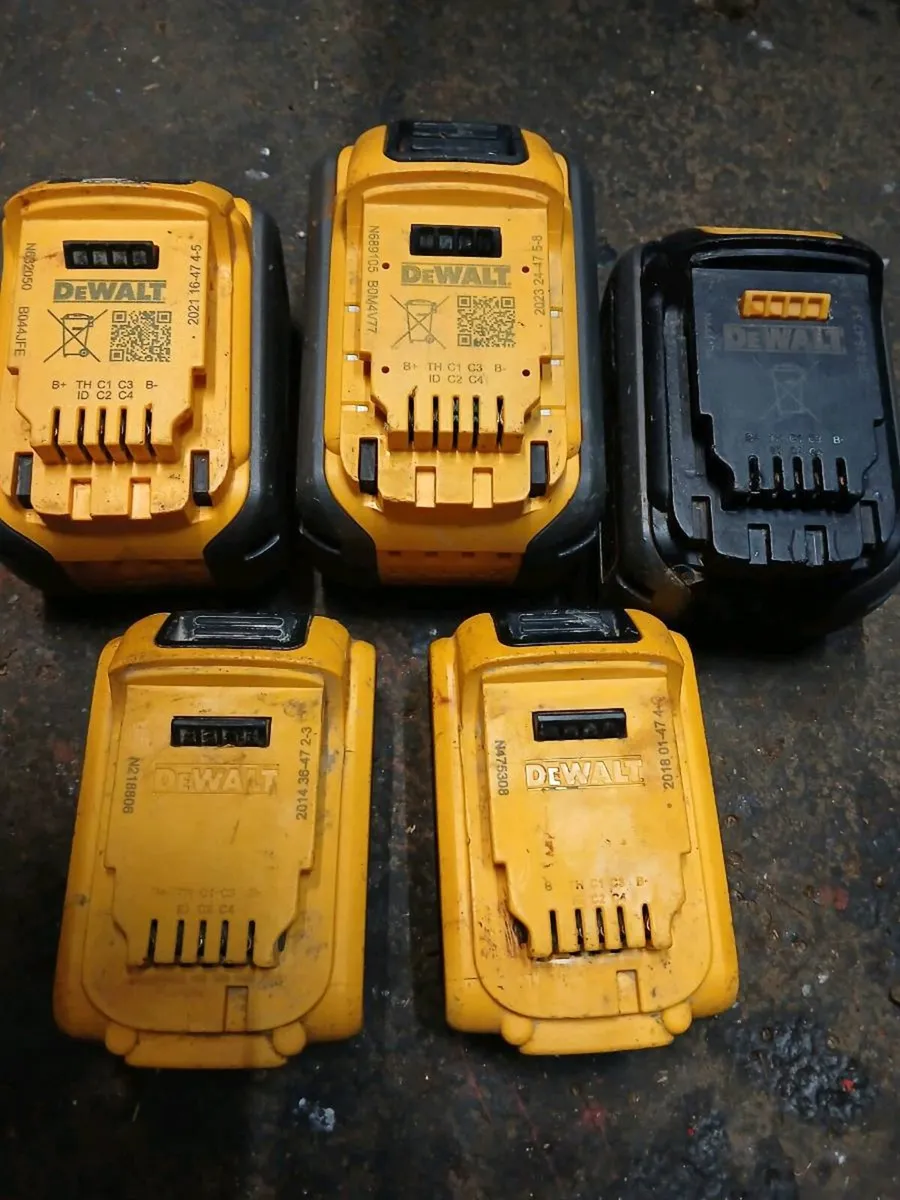 5 DeWalt batteries no charger no drill shed clear - Image 2