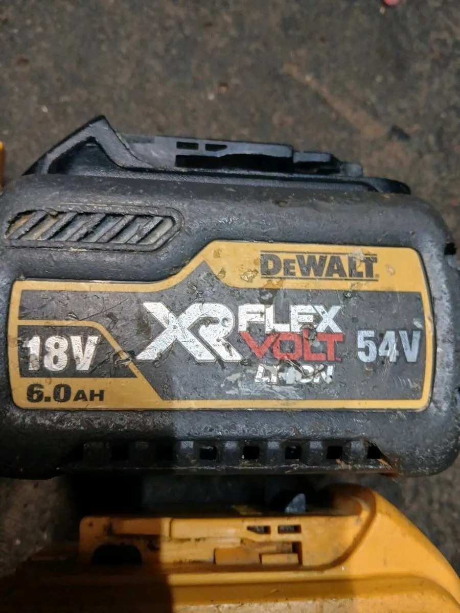 5 DeWalt batteries no charger no drill shed clear - Image 4