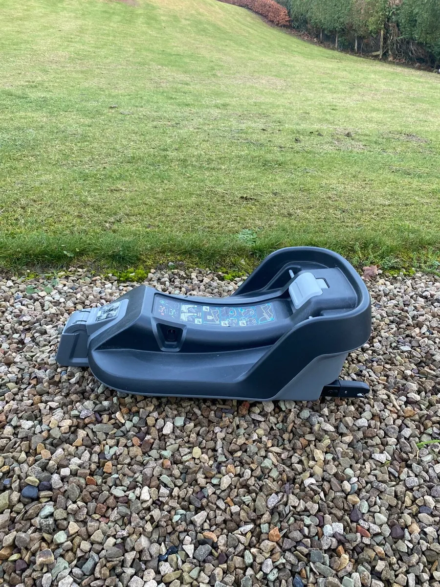 Uppababy messa i size car seat and ISO fix base - Image 2