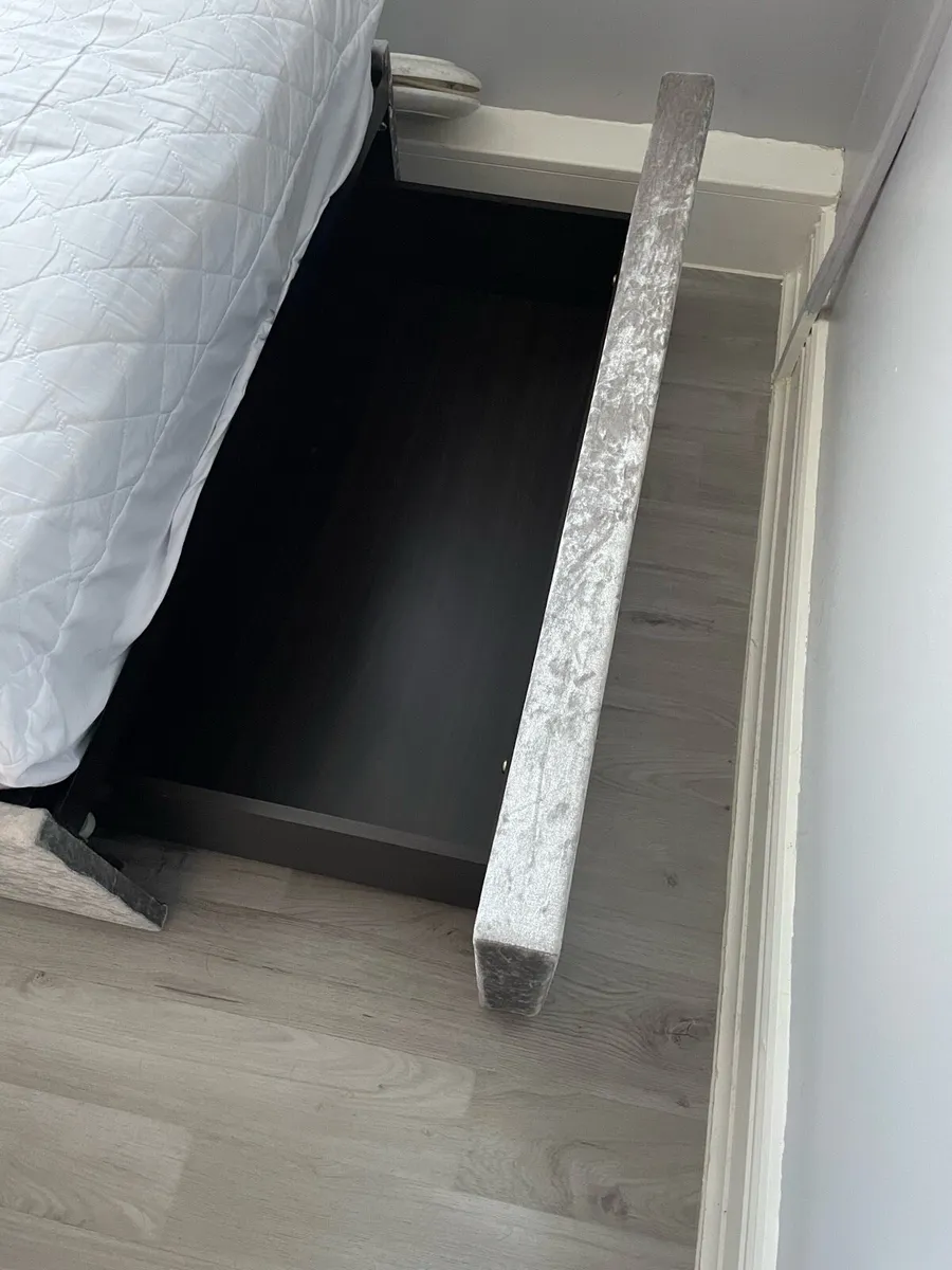 Crushed Velvet Single Bed - Image 4