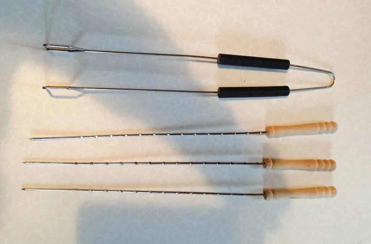 Kitchen/barbeque Tongs & 2 Skewers (brand New). - Image 1