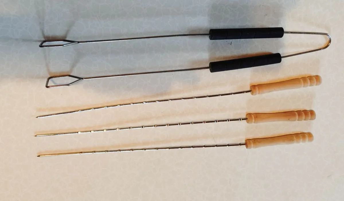 Kitchen/barbeque Tongs & 2 Skewers (brand New). - Image 3