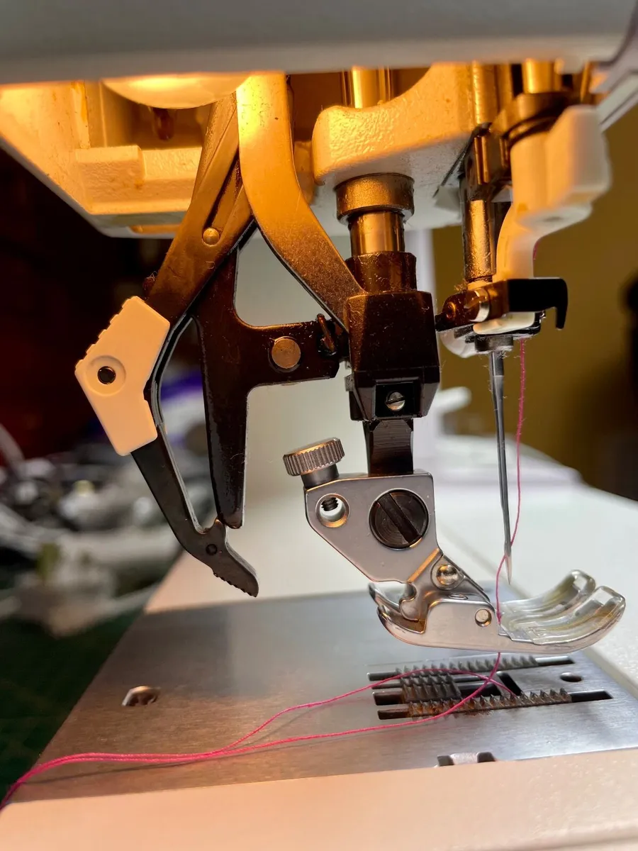 Premium PFAFF 1051 Heavy Duty Sewing Machine - IDT - Image 3