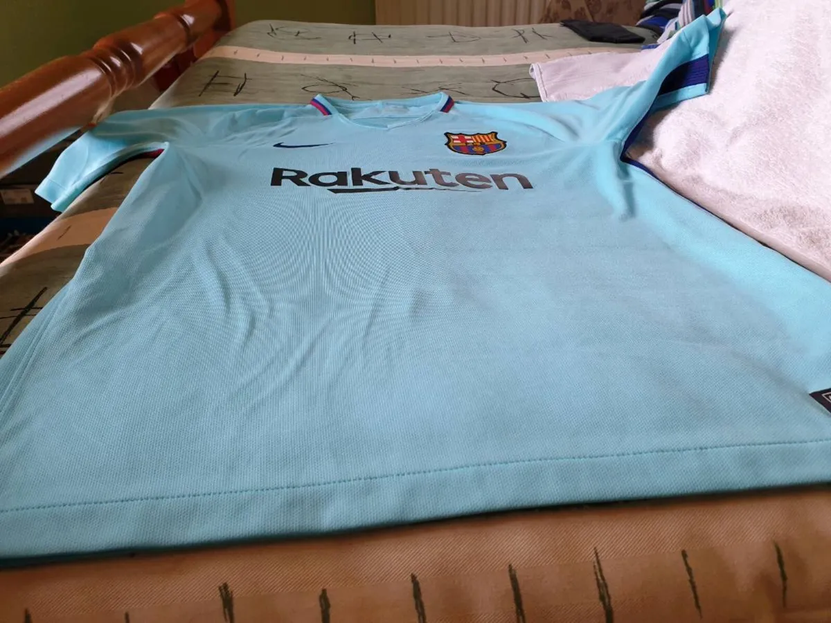 Barcelona Football Club Away Jersey 2017 to 2018 M - Image 4
