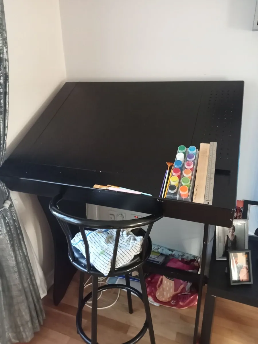 Art table - Image 2