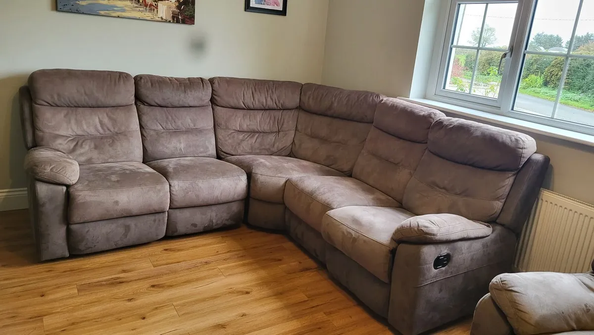 Corner couch - Image 1
