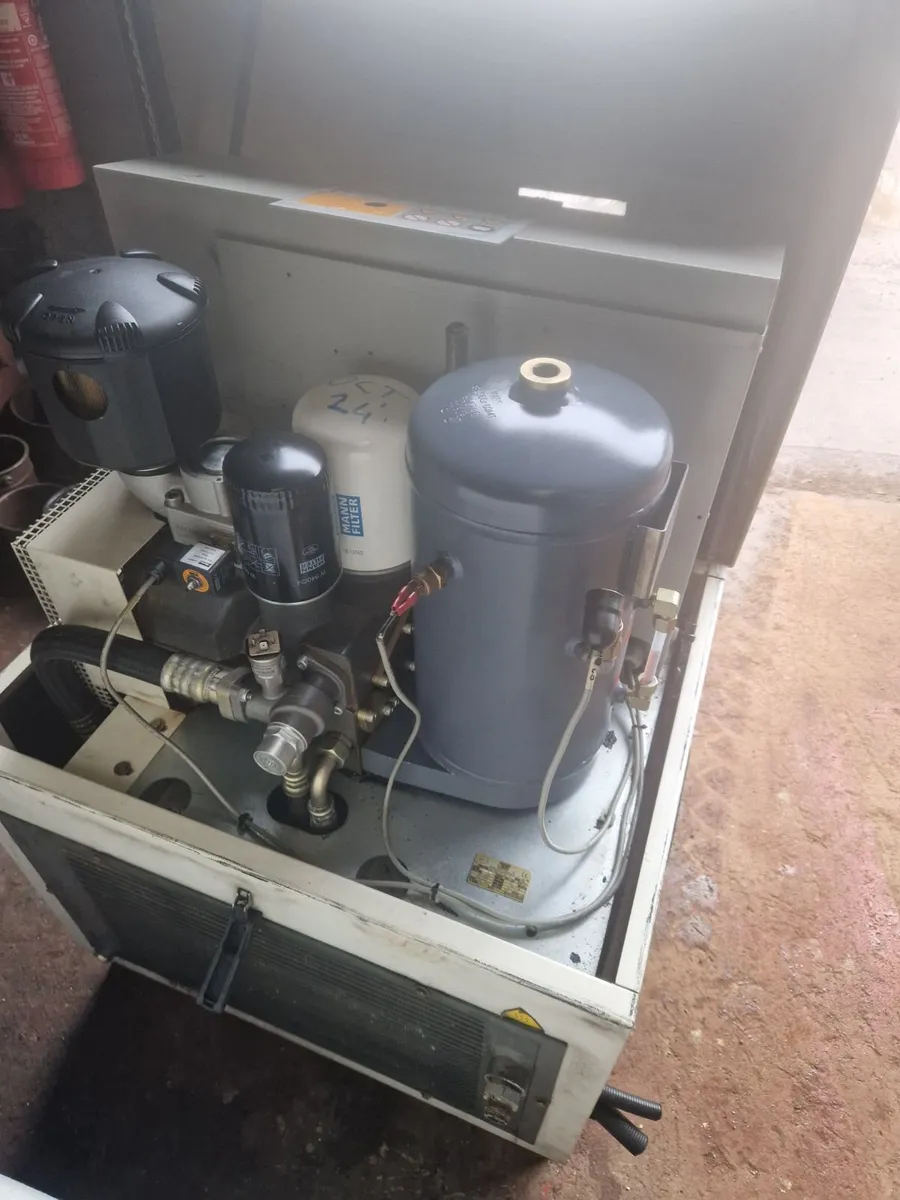 Air compressor and tank - Image 1